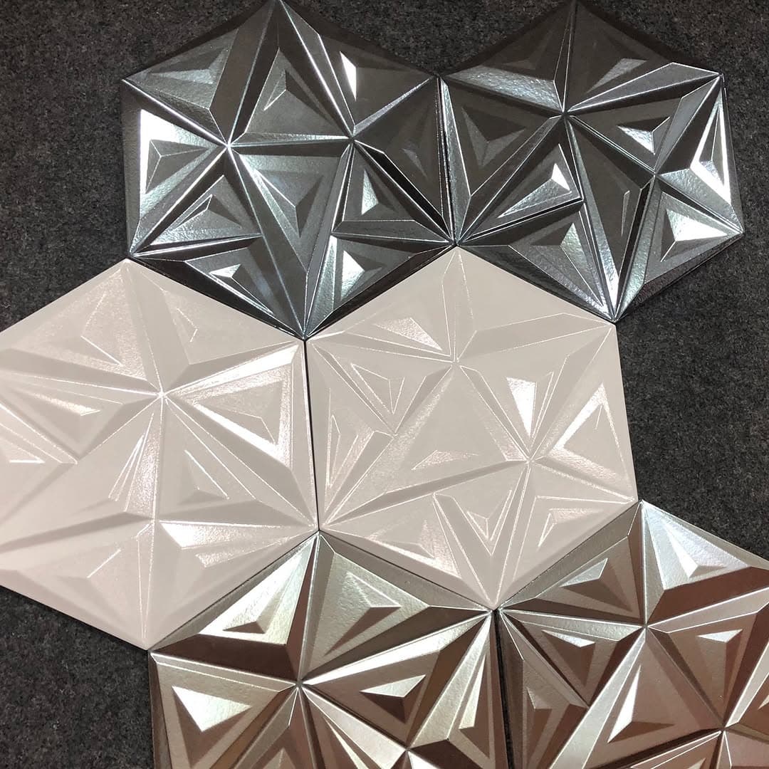 3D hexagonal tiles in silver and white finishes